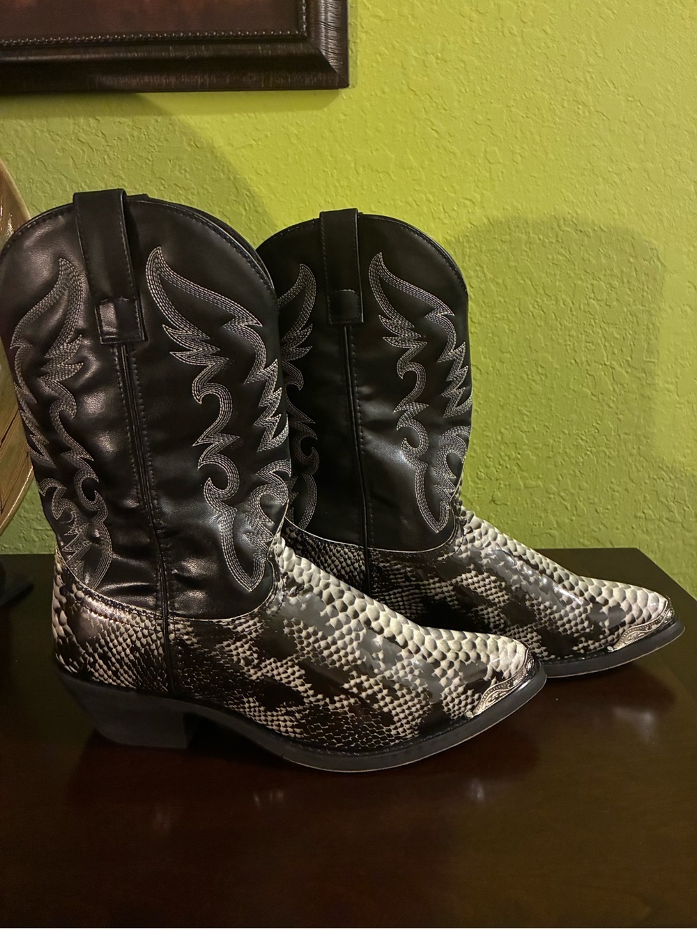 Laredo Black and White Snake-Print Cowboy Boots size 10D brand new